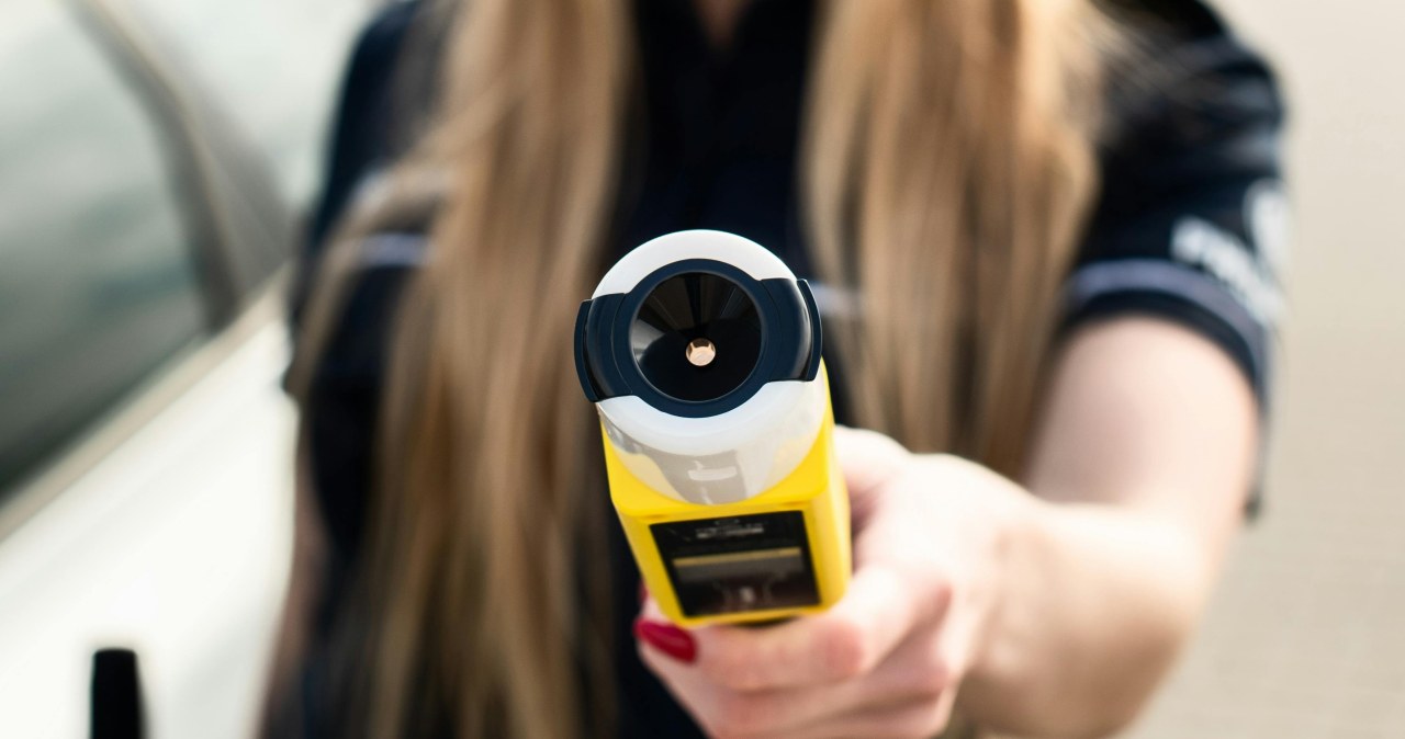 Bezpieczne lądowanie na lotnisku. Wysiadasz z samolotu i dmuchasz w alkomat