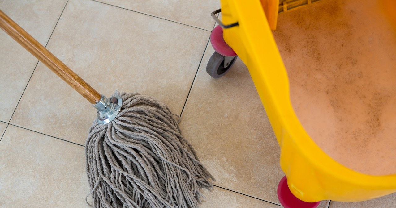 Wlej do wody i myj jak zwykle. Taras będzie błyszczeć i lśnić czystością