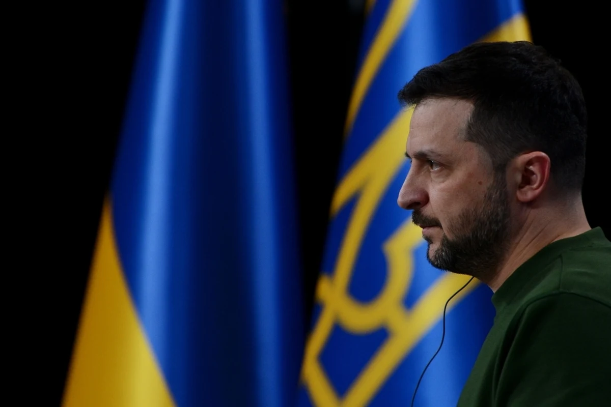 Fala antykorupcyjnych nalotów na znane postaci życia publicznego oraz obsadzanie kluczowych stanowisk lojalistami Wołodymyra Zełenskiego wywołały w Ukrainie oskarżenia o odchodzenie władz od demokratycznych standardów. Politycy, aktywiści i dyplomaci alarmują, że władze wykorzystują uprawnienia nadane w czasie wojny do uciszania krytyków i umocnienia własnych rządów - informuje "Financial Times". Sprawa nie jest jednak oczywista.