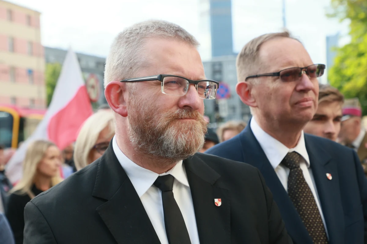 Prokurator Generalny skierował wnioski o uchylenie immunitetu europosłowi Grzegorzowi Braunowi oraz posłowi Romanowi Fritzowi - przekazała rzeczniczka PG. Wczoraj Adam Bodnar poinformował o podpisaniu dwóch kolejnych wniosków o uchylenie immunitetów poselskich w związku z ekscesami, których kilkukrotnie dopuścili się politycy.