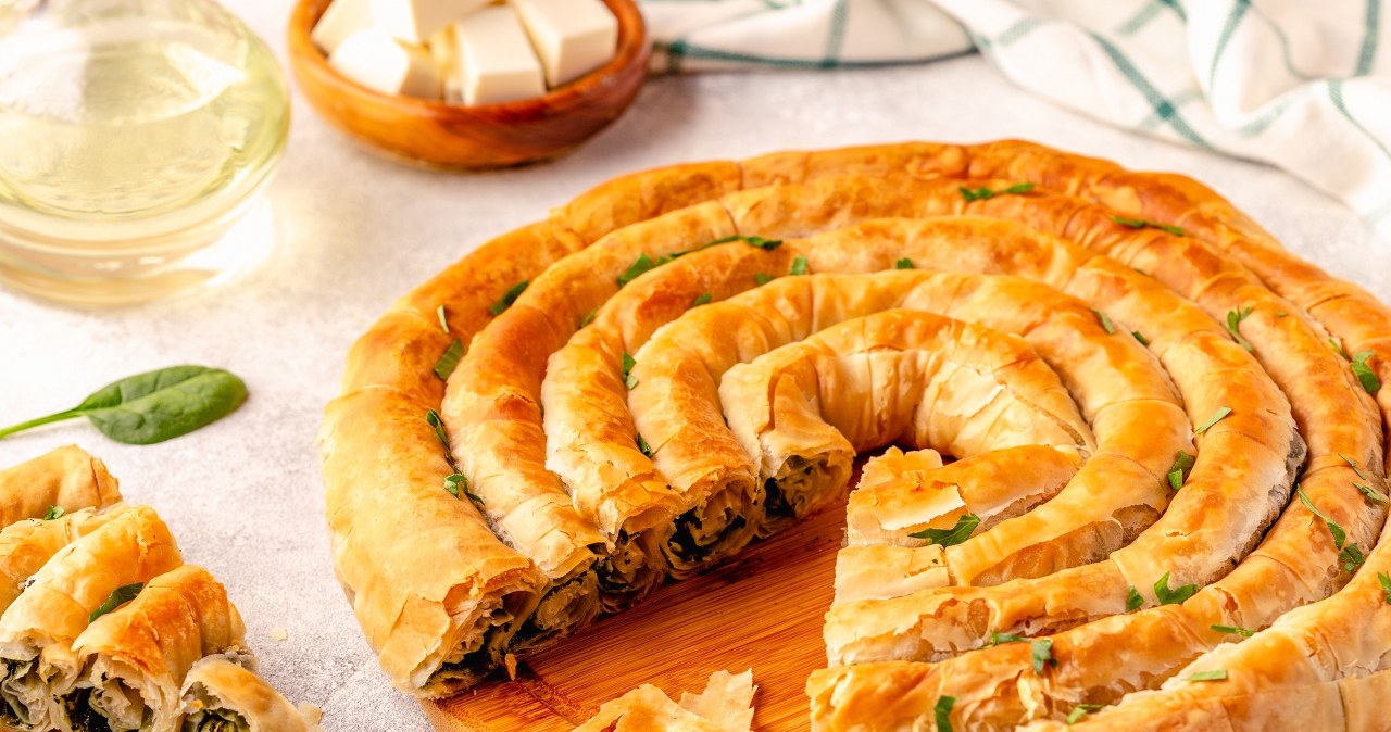 Zrobisz raz i przepadniesz! Przepis na chrupiącego burka prosto z Bałkanów