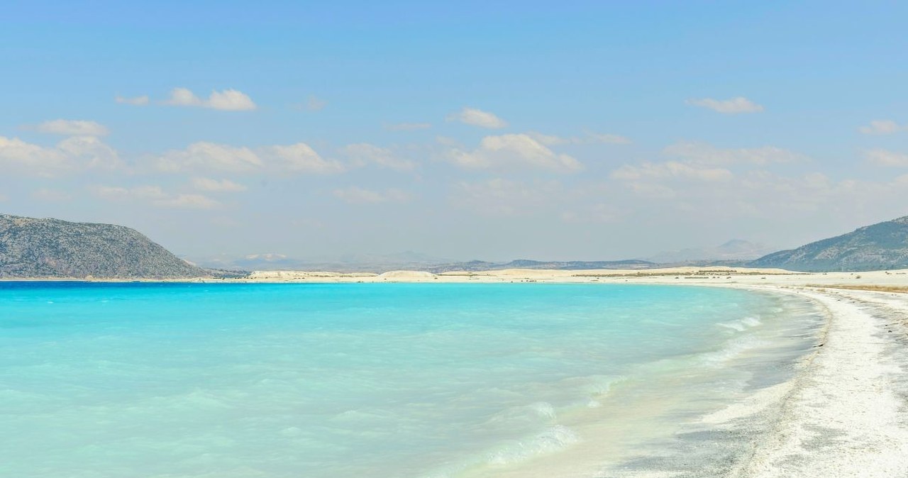 Ukryta perła Turcji zachwyciła NASA. Turkusowa woda i księżycowy krajobraz