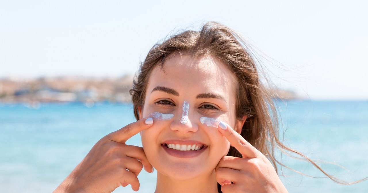 Krem do opalania to nie magia. Lekarze wyliczyli, ile naprawdę trzeba go użyć