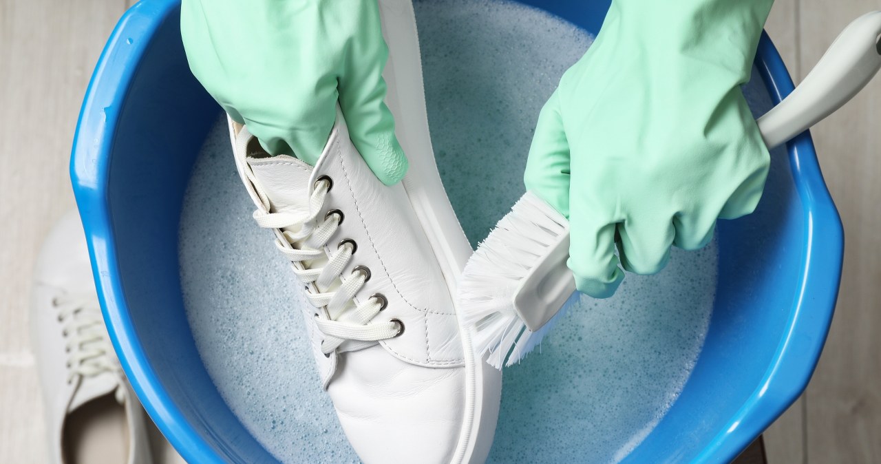 Białe buty będą wyglądać, jak nowe. Wystarczy, iż przetrzesz je tym