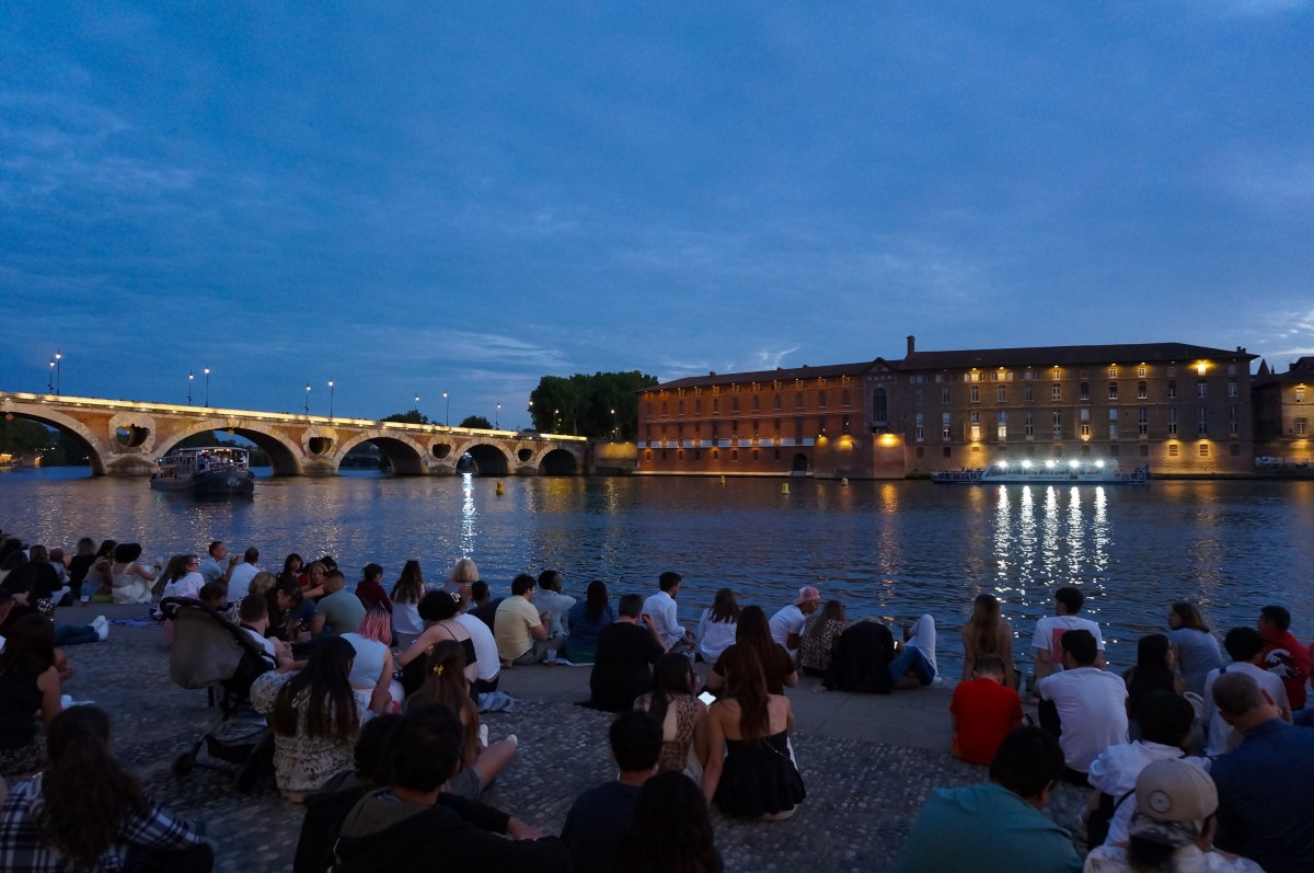Dwa dni wolne od pracy mniej? Tak premier chce pomóc budżetowi