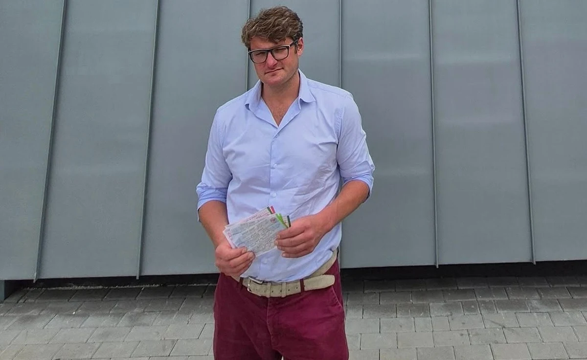 "Sam zgłosiłem się na komisariat, przyjąłem mandat i poniosłem konsekwencje" - napisał w oświadczeniu opublikowanym w mediach społecznościowych starosta miński Remigiusz Górniak. Jak wyjaśnił: "przekroczyłem dozwoloną prędkość i nagrałem relację telefonem z auta". Doszło do tego, gdy jechał na miejsce niedzielnego gigantycznego pożaru w Mińsku Mazowieckim.