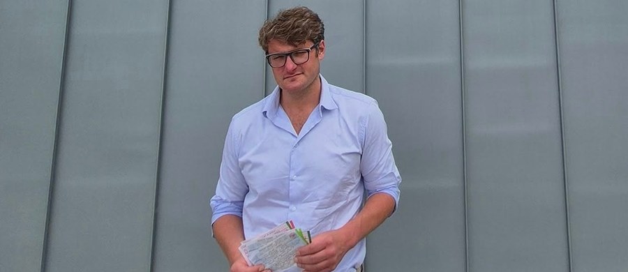 "Sam zgłosiłem się na komisariat, przyjąłem mandat i poniosłem konsekwencje" - napisał w oświadczeniu opublikowanym w mediach społecznościowych starosta miński Remigiusz Górniak. Jak wyjaśnił: "przekroczyłem dozwoloną prędkość i nagrałem relację telefonem z auta". Doszło do tego, gdy jechał na miejsce niedzielnego gigantycznego pożaru w Mińsku Mazowieckim.