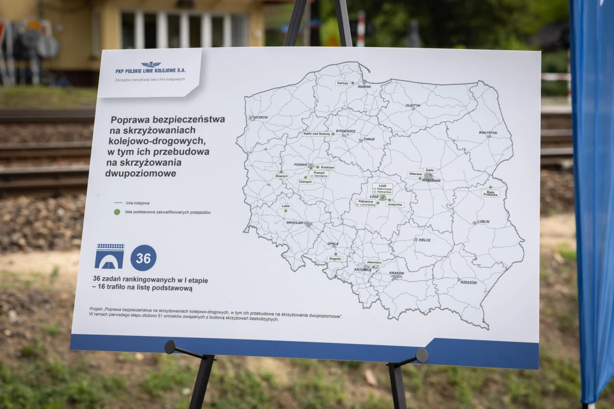 Na 16 przejazdach kolejowych w kraju powstaną tunele lub wiadukty - poinformował w czwartek minister infrastruktury Dariusz Klimczak. Dodał, że budowa zostanie dofinansowana kwotą 430 mln zł. Dwa bezkolizyjne przejazdy powstaną w Łodzi, w tym przy ul. Malowniczej, gdzie szlabany są zamknięte średnio przez 16,5 godziny w ciągu doby.