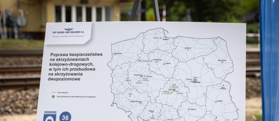 Na 16 przejazdach kolejowych w kraju powstaną tunele lub wiadukty - poinformował w czwartek minister infrastruktury Dariusz Klimczak. Dodał, że budowa zostanie dofinansowana kwotą 430 mln zł. Dwa bezkolizyjne przejazdy powstaną w Łodzi, w tym przy ul. Malowniczej, gdzie szlabany są zamknięte średnio przez 16,5 godziny w ciągu doby.
