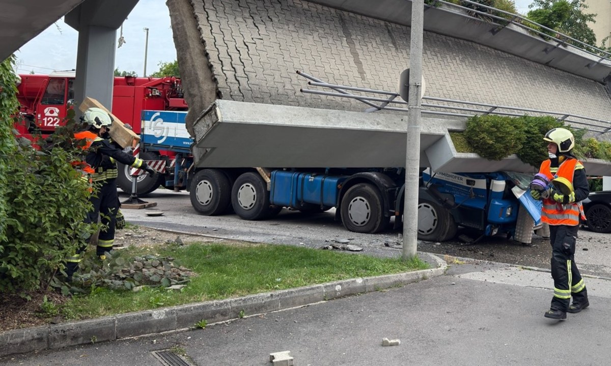 Dramatyczne sceny: 50-tonowa kładka runęła na ciężarówkę