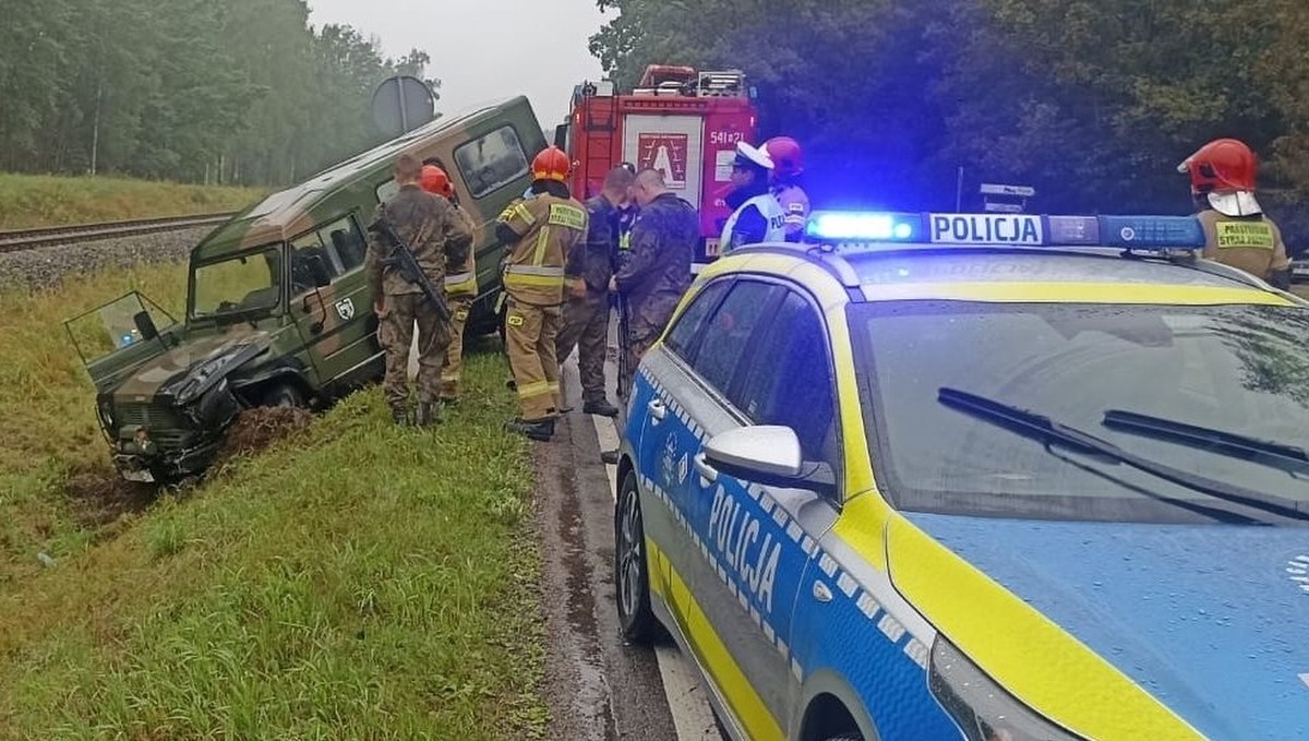 Zderzenie pojazdu wojskowego z osobówką. Trzy osoby w szpitalu