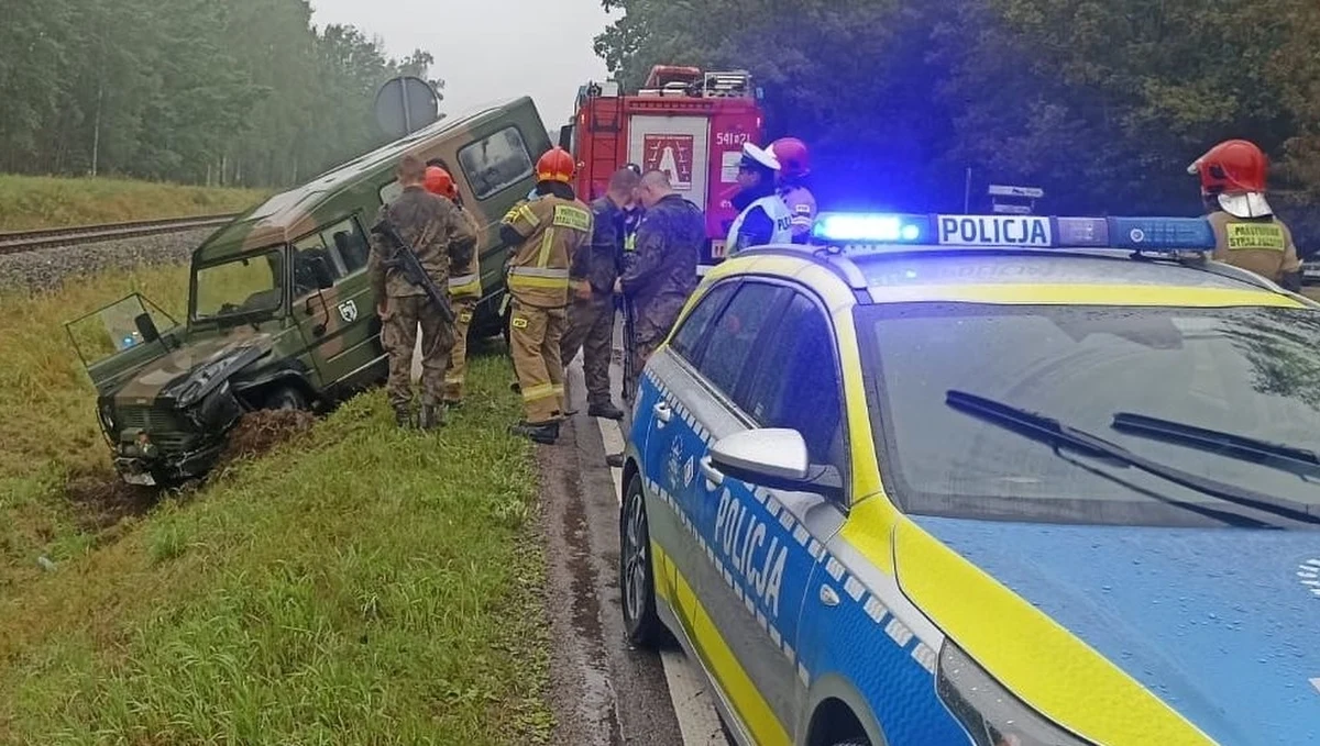 Trzy osoby zostały zabrane do szpitala po zderzeniu pojazdu wojskowego z samochodem osobowym w miejscowości Snopki w województwie warmińsko-mazurskim. Oba auta wjechały do rowu.