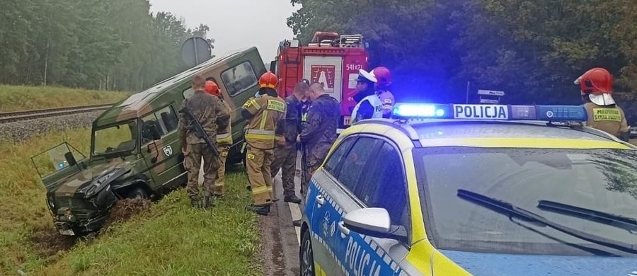 Trzy osoby zostały zabrane do szpitala po zderzeniu pojazdu wojskowego z samochodem osobowym w miejscowości Snopki w województwie warmińsko-mazurskim. Oba auta wjechały do rowu.