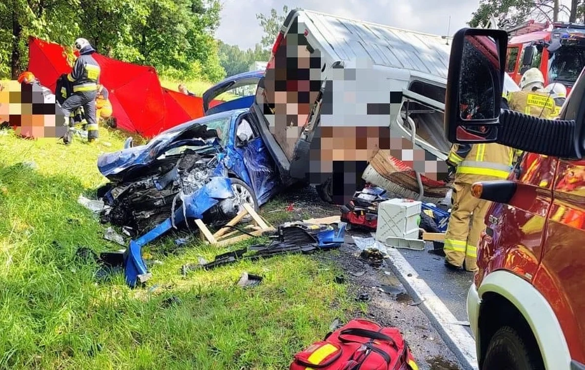 Jedna osoba zginęła, a pięć zostało rannych w wyniku wypadku na drodze krajowej nr 25 w Pomorskiem. Zderzyły się tam dwa pojazdy - bus i samochód osobowy.