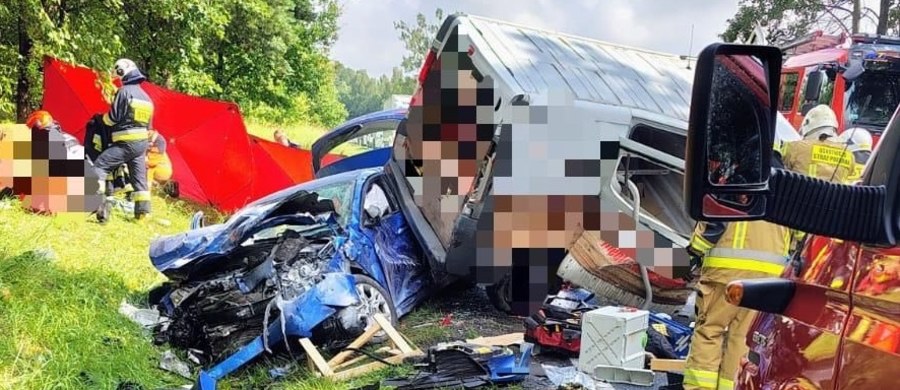 Jedna osoba zginęła, a pięć zostało rannych w wyniku wypadku na drodze krajowej nr 25 w Pomorskiem. Zderzyły się tam dwa pojazdy - bus i samochód osobowy.