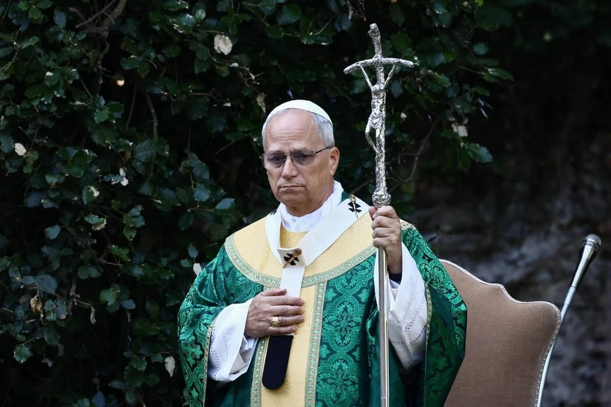 Papież Leon XIV potwierdził w czwartek zamiar udania się do Turcji, aby wziąć udział w obchodach 1700. rocznicy Soboru Nicejskiego, jednego z najważniejszych wydarzeń w historii chrześcijaństwa - poinformowała agencja AFP. Byłaby to pierwsza zagraniczna podróż Roberta Prevosta jako nowego Ojca Świętego. Planów papieża, jak dotąd, nie potwierdził jednak Watykan.