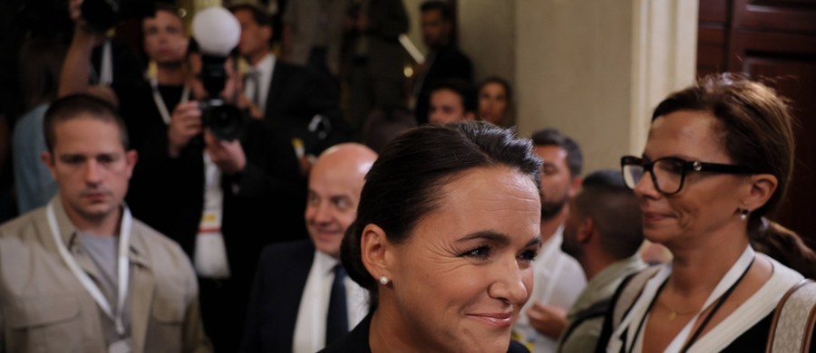 ​Opinia publiczna na Węgrzech znów mówi o byłej prezydent tego kraju Katalin Novak. Polityczka, która ustąpiła ze stanowiska w 2024 roku po ujawnieniu informacji o ułaskawieniu osoby skazanej za tuszowanie pedofilii, tym razem zatrzymała garderobę, na którą węgierscy podatnicy wydali 32,4 miliona forintów. To blisko 350 tysięcy złotych.