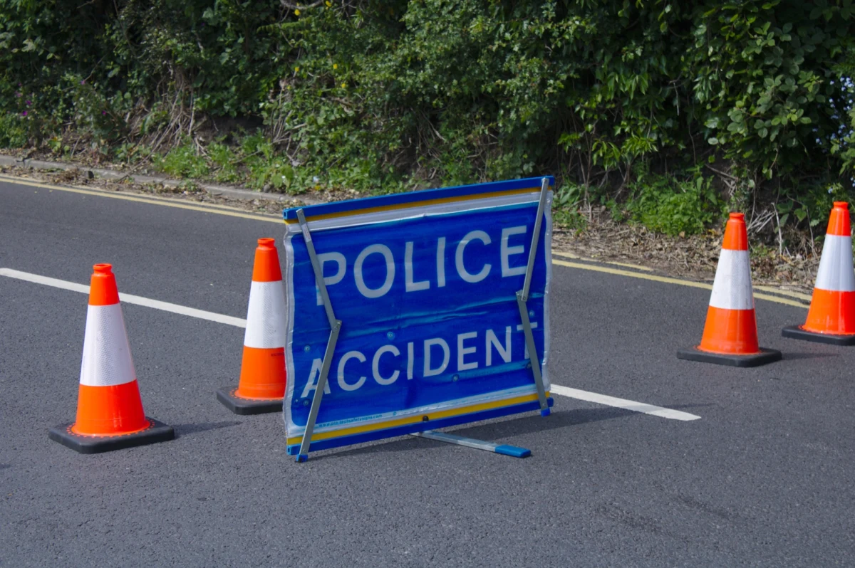 Jedno dziecko zginęło, a 21 osób zostało rannych, w tym dwie ciężko, po tym, jak w czwartek autobus wiozący uczniów szkolnej wycieczki przewrócił się na dach i zsunął z wysokiego nasypu w Cutcombe Hill w hrabstwie Somerset w południowo-zachodniej Anglii.