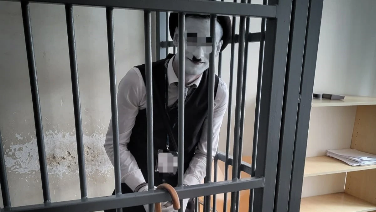 Policjanci ze Śląska zatrzymali dwóch ulicznych mimów. To obywatele Rumunii. Po sprawdzeniu w policyjnej bazie okazało się, że jeden z nich był poszukiwany przez sąd w Szczecinie do odbycia 30-dniowej kary pozbawienia wolności. Trafił do policyjnej izby zatrzymań.