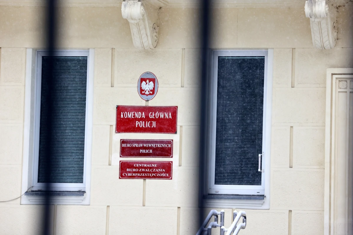 Śledztwo w sprawie eksplozji granatnika w Komendzie Głównej Policji, w którym Jarosław Szymczyk ma status pokrzywdzonego, zostało podjęte na nowo - dowiedział się reporter RMF FM Krzysztof Zasada. Postępowanie było zawieszone, bo strona ukraińska nie odpowiadała na polskie wnioski o pomoc prawną.