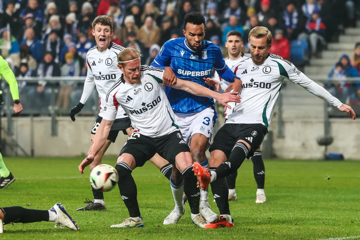 Rozpoczynamy walkę o piłkarskie mistrzostwo Polski. Wszystko wskazuje na to, że przed nami wyjątkowo interesujący sezon, bo w Ekstraklasie wywalczyć można aż cztery miejsca w europejskich pucharach. W tym dwa w eliminacjach Ligi Mistrzów. Kto powinien walczyć o najwyższe lokaty? Lech, Legia, Raków, Jagiellonia, Pogoń. Duże aspiracja ma Widzew.