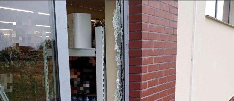 Na Dolnym Śląsku doszło do serii zuchwałych włamań, które mogłyby posłużyć za scenariusz filmu sensacyjnego. Dwóch młodych mężczyzn, mieszkańców powiatu zgorzeleckiego, postanowiło wzbogacić się w nietypowy sposób – ich celem stały się markety, do których włamali się, wykorzystując siłę, spryt i... nietuzinkowe przebranie.