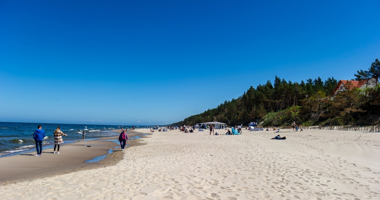 Ta plaża to perełka Mierzei. Niecałe 30 minut od Krynicy Morskiej, a na miejscu huśtawka z widokiem na morze