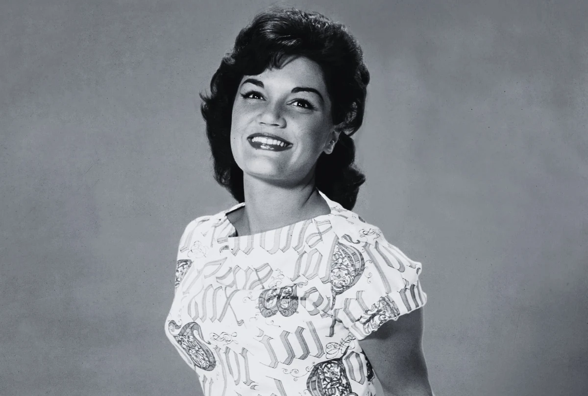 Connie Francis nie żyje. Wokalistka zmarła w wieku 87 lat, wcześniej trafiła wcześniej do szpitala z powodu ostrego bólu. Była pierwszą kobietą w historii, której utwór znalazł się na pierwszym miejscu listy hitów "Billboardu". Gwiazda przypomniała niedawno o sobie za sprawą kompozycji "Pretty Little Baby", która stała się wiralem na TikToku.
