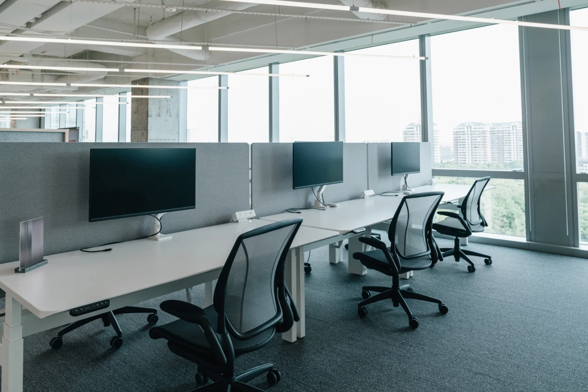 Ponad połowa Polaków opowiada się za skróceniem tygodnia pracy do czterech dni – wynika z najnowszego badania przeprowadzonego przez Uniwersytet SWPS. Wyniki jasno pokazują, że społeczeństwo oczekuje większej elastyczności w organizacji czasu pracy, a zainteresowanie zmianami jest ogromne zarówno wśród kobiet, jak i mężczyzn.