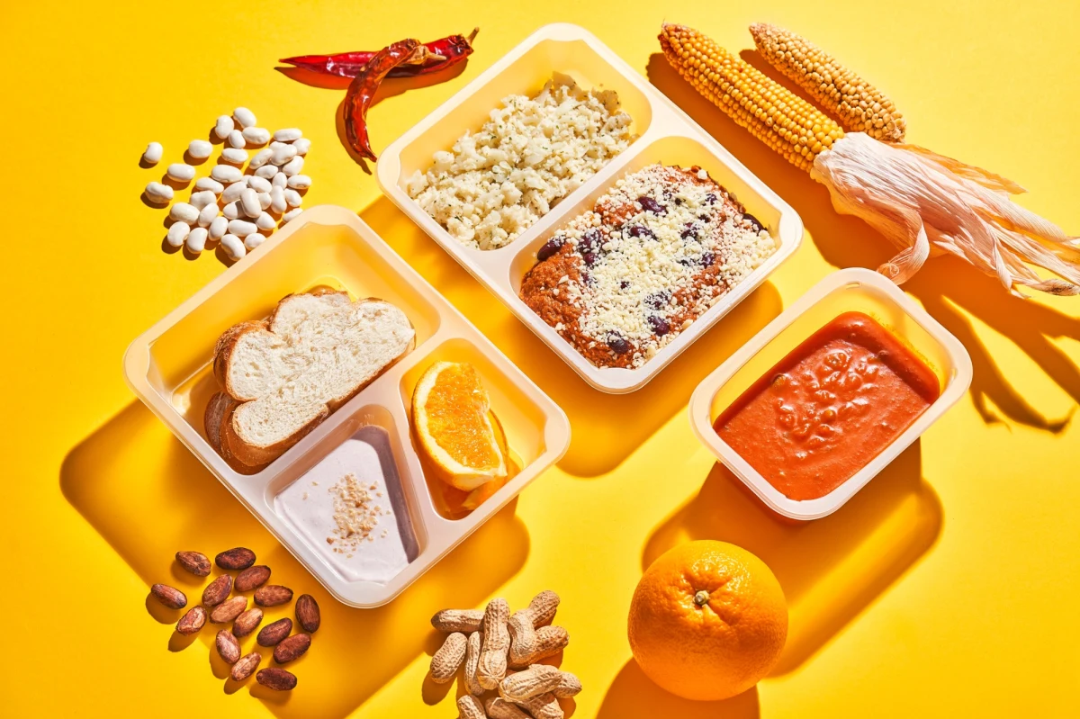 Kuchnia Vikinga to największa firma w Polsce zajmująca się przygotowywaniem i dostarczaniem gotowych posiłków. Każdego dnia ponad 250 tysięcy dań trafia do rąk przeszło 45 tysięcy klientów w całym kraju — to efekt działania efektywnej sieci logistycznej i precyzyjnej organizacji dostaw.