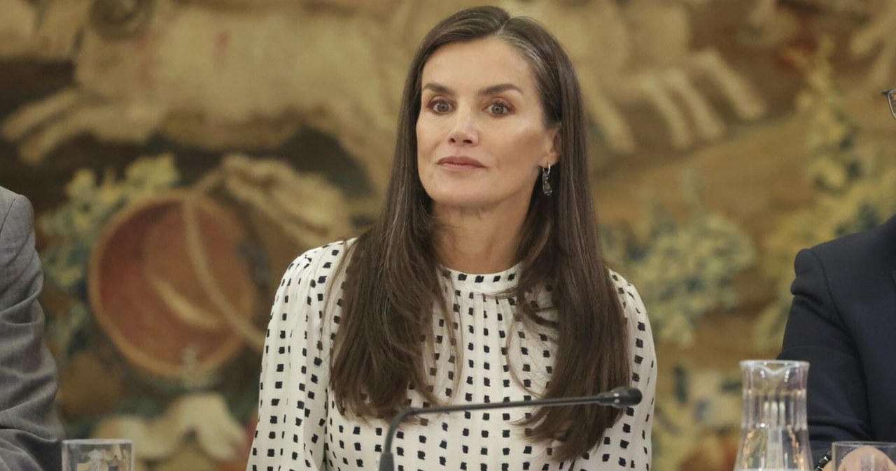 Królowa wyszła i skupiła na sobie wzrok. Wpadka, czy jednak hit?