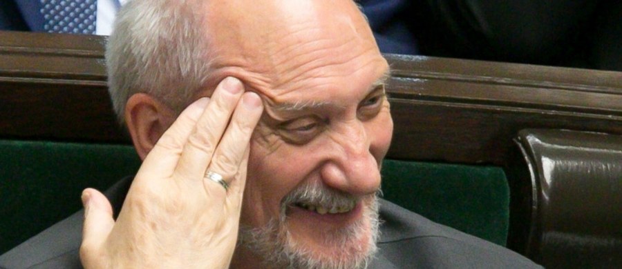 Mijają właśnie dwa tygodnie od skierowania do Sejmu wniosku o uchylenie immunitetu Antoniego Macierewicza. Posłowie nie mogą jednak go rozpatrzyć, bo Prokurator Generalny Adam Bodnar przysłał im wniosek, do którego uzasadnienia nie mają dostępu. Powodem jest nałożenie na nie najwyższej klauzuli niejawności "ściśle tajne". Szukanie sposobu jak wybrnąć z problemu wciąż jest nieskuteczne.