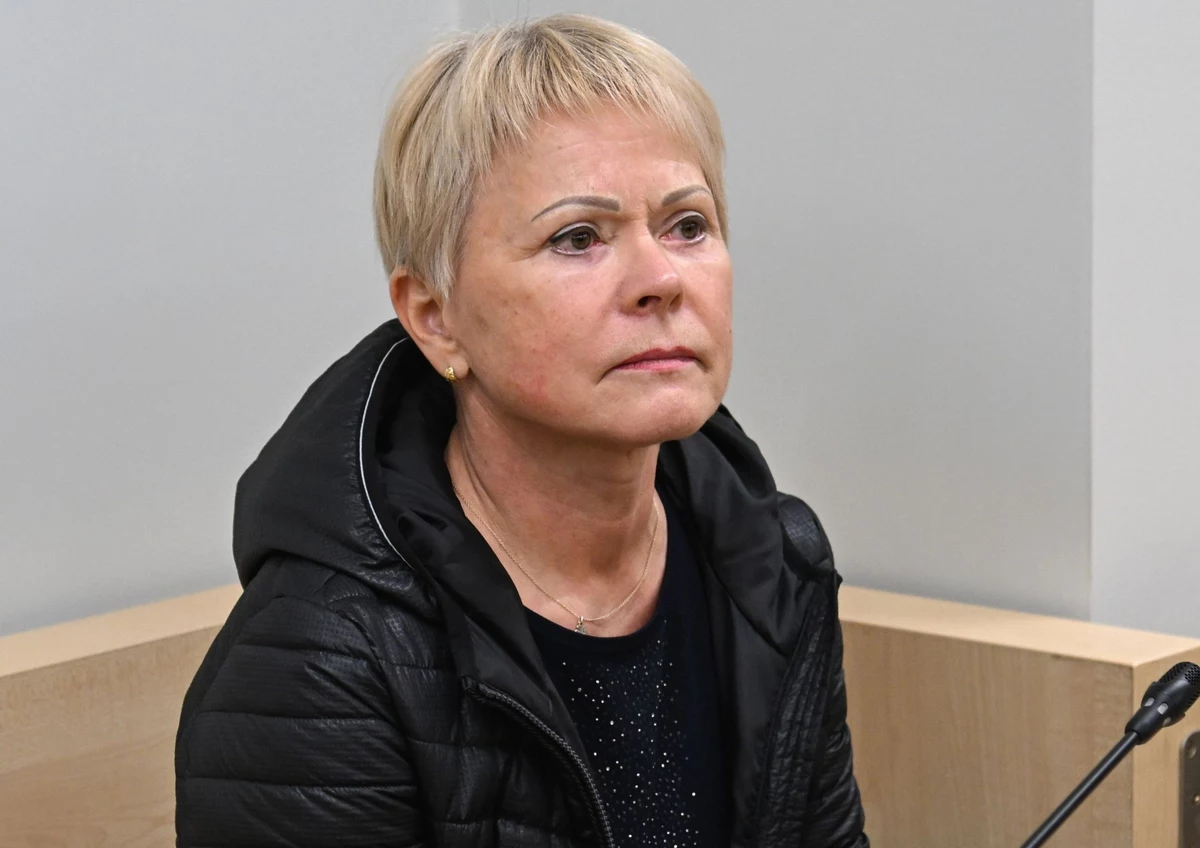 ​Prokuratura Okręgowa w Zielonej Górze umorzyła śledztwo dotyczące jednej z najbardziej kontrowersyjnych akcji służb w ostatnich latach - nalotu funkcjonariuszy Centralnego Biura Antykorupcyjnego (CBA) na gabinet ginekolożki dr Marii Kubisy w Szczecinie. Do przeszukania doszło 9 stycznia 2023 roku, za czasów prokuratora generalnego Zbigniewa Ziobry. Sprawa odbiła się szerokim echem w całej Polsce, stając się symbolem nadużyć władzy wobec kobiet. Teraz, po ponad dwóch latach, śledczy nie dopatrzyli się żadnych nieprawidłowości. Pokrzywdzone pacjentki czują rozgoryczenie. "Jakby ktoś dał mi w twarz. Jestem zdruzgotana. Załamana" - mówi jedna z kobiet. O sprawie pisze "Gazeta Wyborcza".
