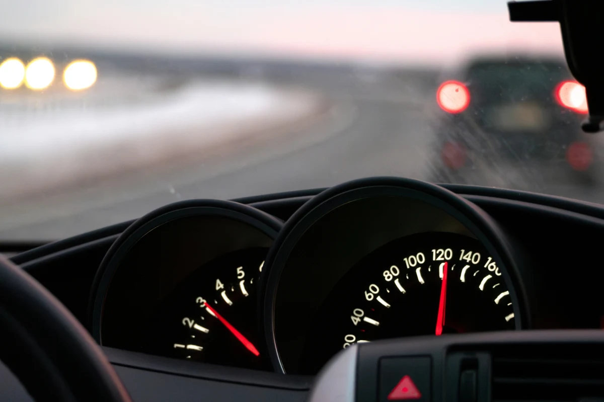 Pirat drogowy z Warszawy, który zarejestrował, jak jedzie w mieście samochodem z prędkością bliską 400 km/h, w rzeczywistości jechał wolniej. Jak dowiedział się reporter RMF FM Krzysztof Zasada, takie są wstępne ustalenia prokuratury. Chodzi o mężczyznę, który pod koniec czerwca wrzucił do sieci film, na którym jedzie ekspresową S-79 trzymając w ręku telefon, a wskazówka prędkościomierza zbliża się do liczby 400. 