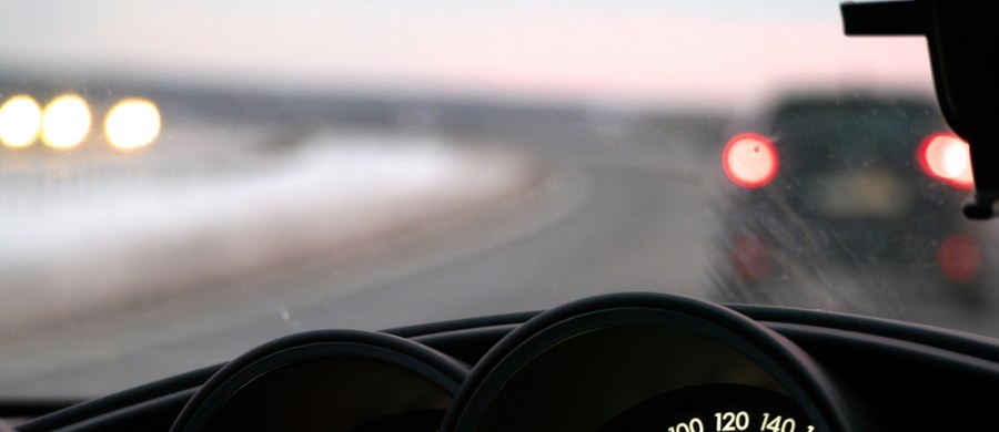 Pirat drogowy z Warszawy, który zarejestrował, jak jedzie w mieście samochodem z prędkością bliską 400 km/h, w rzeczywistości jechał wolniej. Jak dowiedział się reporter RMF FM Krzysztof Zasada, takie są wstępne ustalenia prokuratury. Chodzi o mężczyznę, który pod koniec czerwca wrzucił do sieci film, na którym jedzie ekspresową S-79 trzymając w ręku telefon, a wskazówka prędkościomierza zbliża się do liczby 400. 