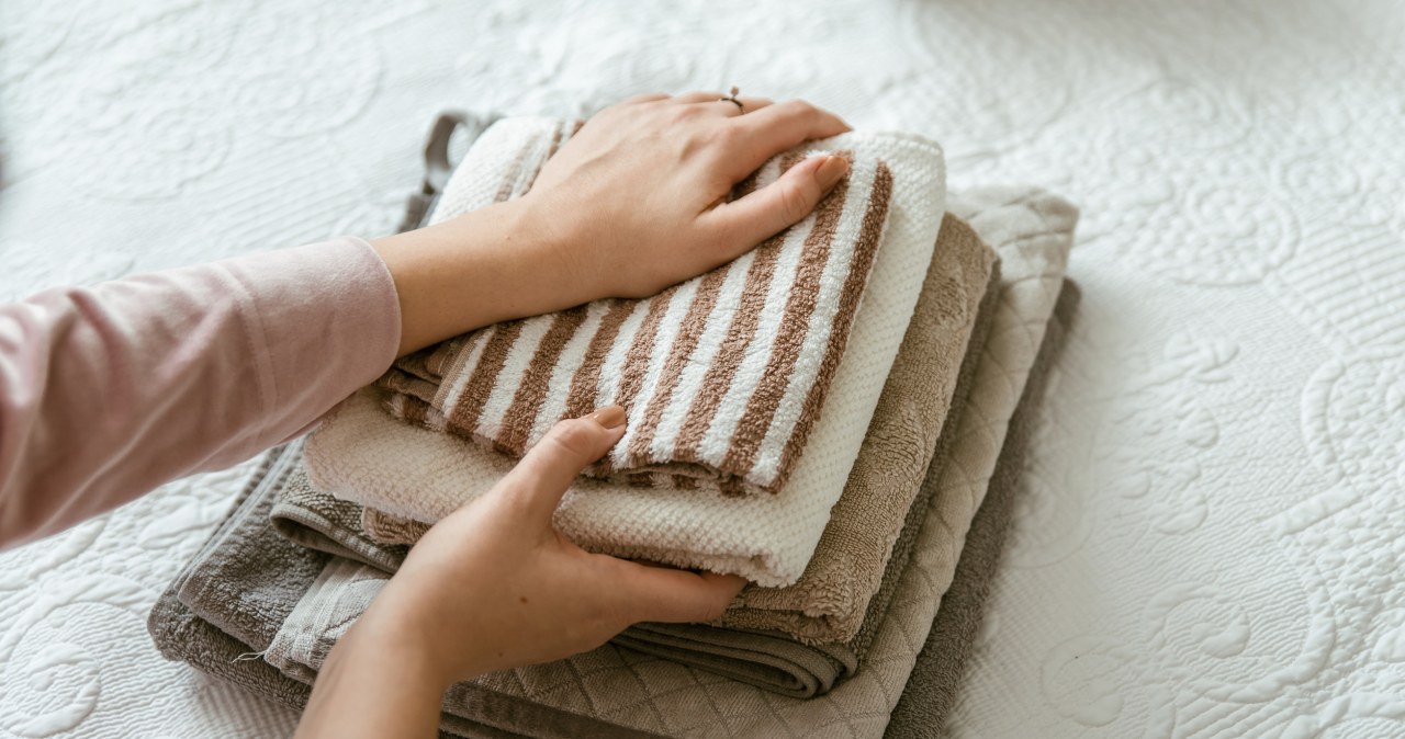 Dlaczego ręczniki stają się szorstkie? Pięć błędów, które popełniasz piorąc