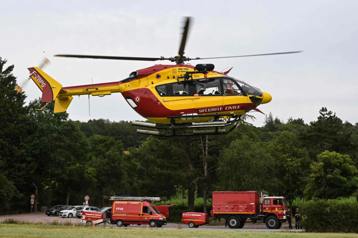 Blisko tysiąc strażaków walczy z rozległym pożarem, który wybuchł w miejscowości Martigues, niedaleko Marsylii. Ogień objął już 240 hektarów terenu, a sytuacja wciąż jest poważna, choć warunki pogodowe zaczynają sprzyjać służbom ratunkowym.