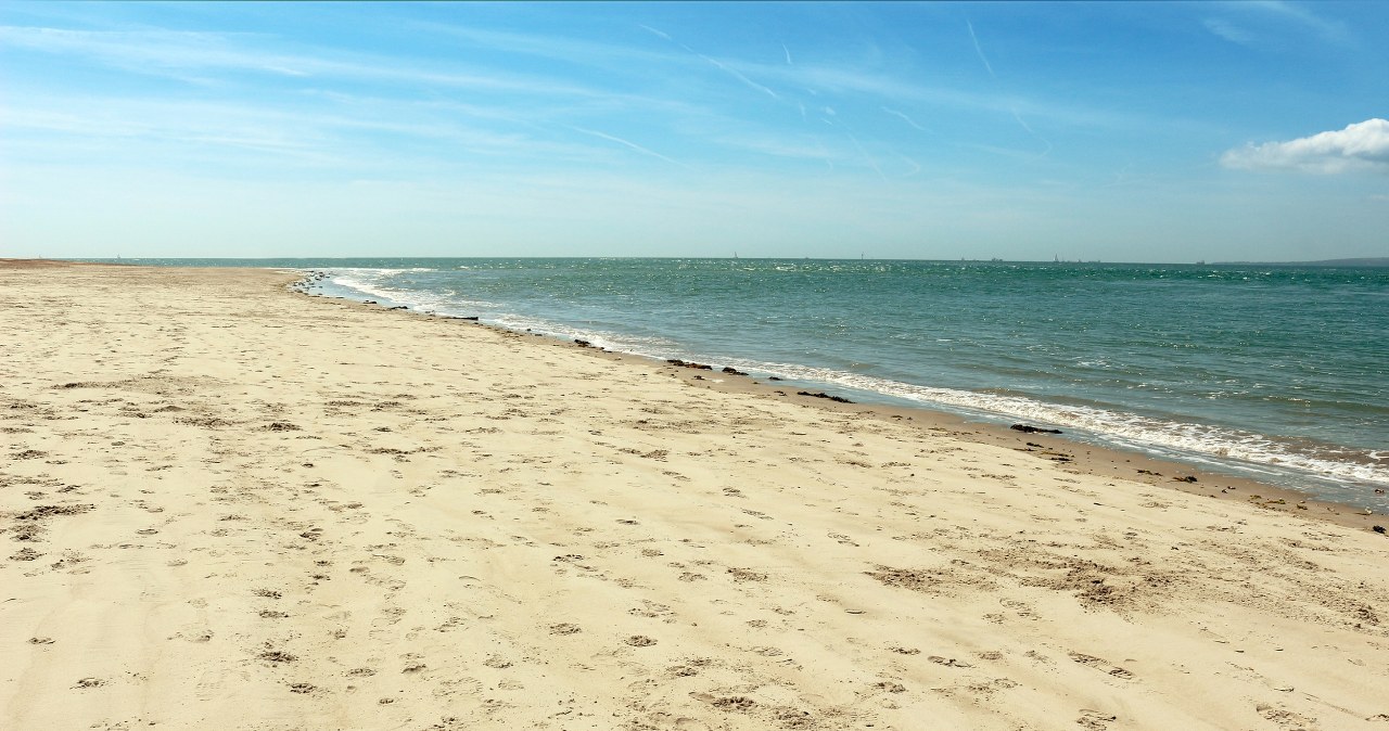 Urlop nad Bałtykiem bez tłumów? Odwiedź tę piękną, piaszczystą plażę niecałe pół godziny drogi z Łeby