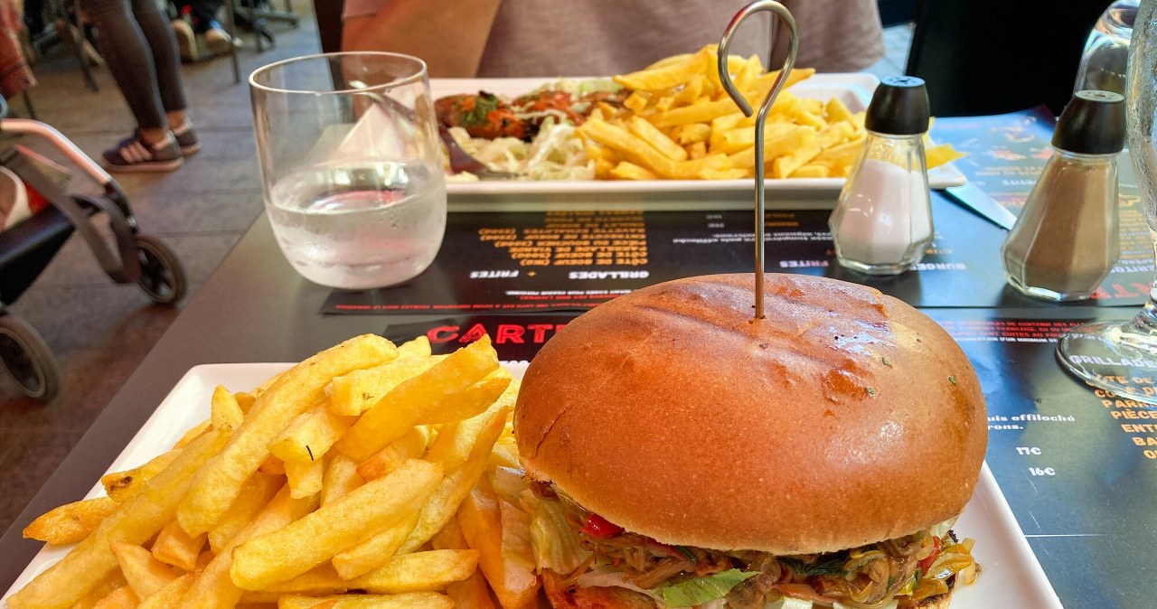 Brytyjski rząd uderza w reklamy fast foodów. Twarde dane idą za zakazem