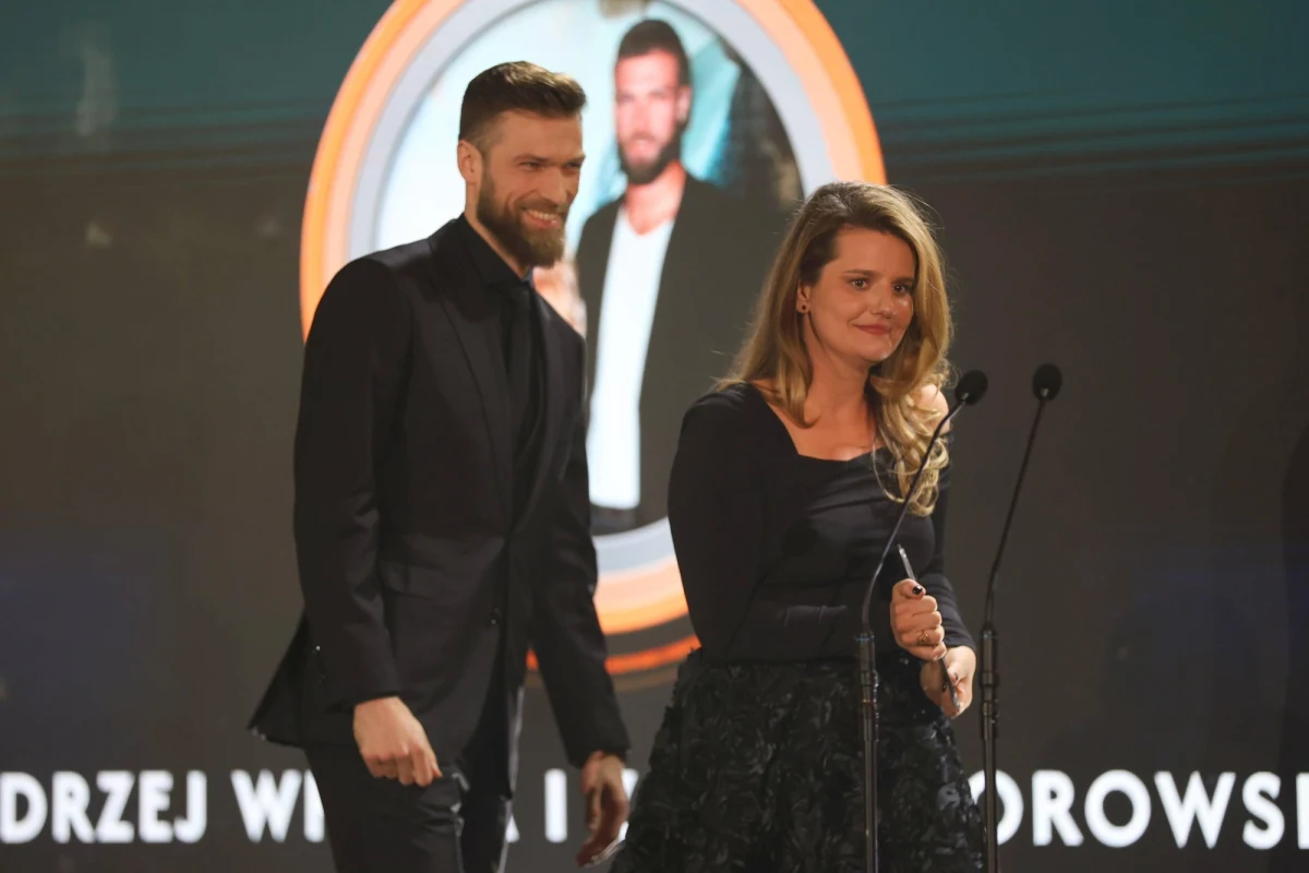 Netflix oficjalnie ogłosił, że gospodarzem polskiej wersji popularnego programu randkowego "Love is Blind" będzie znane małżeństwo – Zofia Zborowska-Wrona i Andrzej Wrona. Polska odsłona eksperymentu miłosnego, który podbił serca widzów na całym świecie, już wkrótce pojawi się na platformie streamingowej.