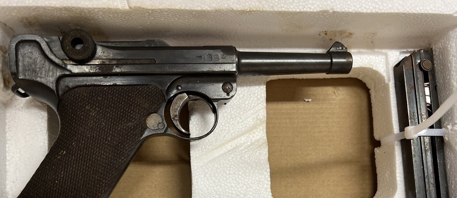 Ma ponad sto lat, ale nadal dałoby się z niego strzelać. Policjanci z Koszalina przekazali do muzeum zabytkowy pistolet. Broń ostatnie dekady spędziła ukryta na strychu starego domu.
