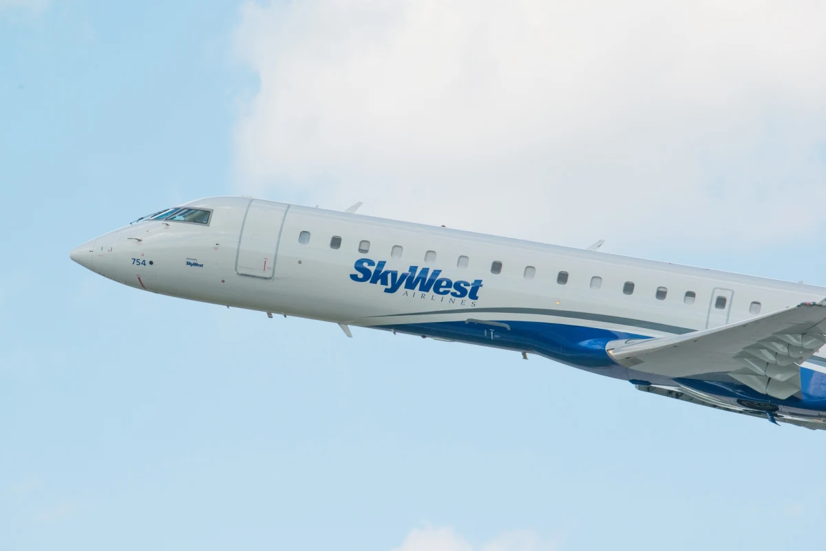 Samolot linii SkyWest Airlines, musiał awaryjnie lądować po tym, jak jeden z pasażerów podjął próbę otwarcia drzwi awaryjnych w trakcie lotu. Incydent rozegrał się na wysokości kilku tysięcy metrów, a jego przebieg mógł zakończyć się tragicznie.
