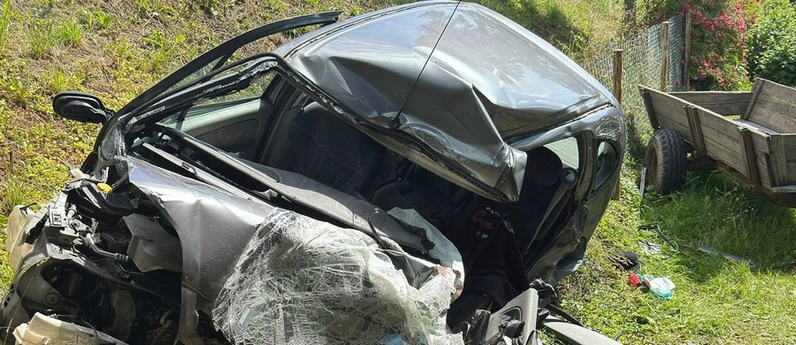 Tragedia w Rabce-Zdroju (Małopolskie). Na drodze krajowej nr 28 doszło do zderzenia samochodu osobowego z betoniarką. Zginął mężczyzna.