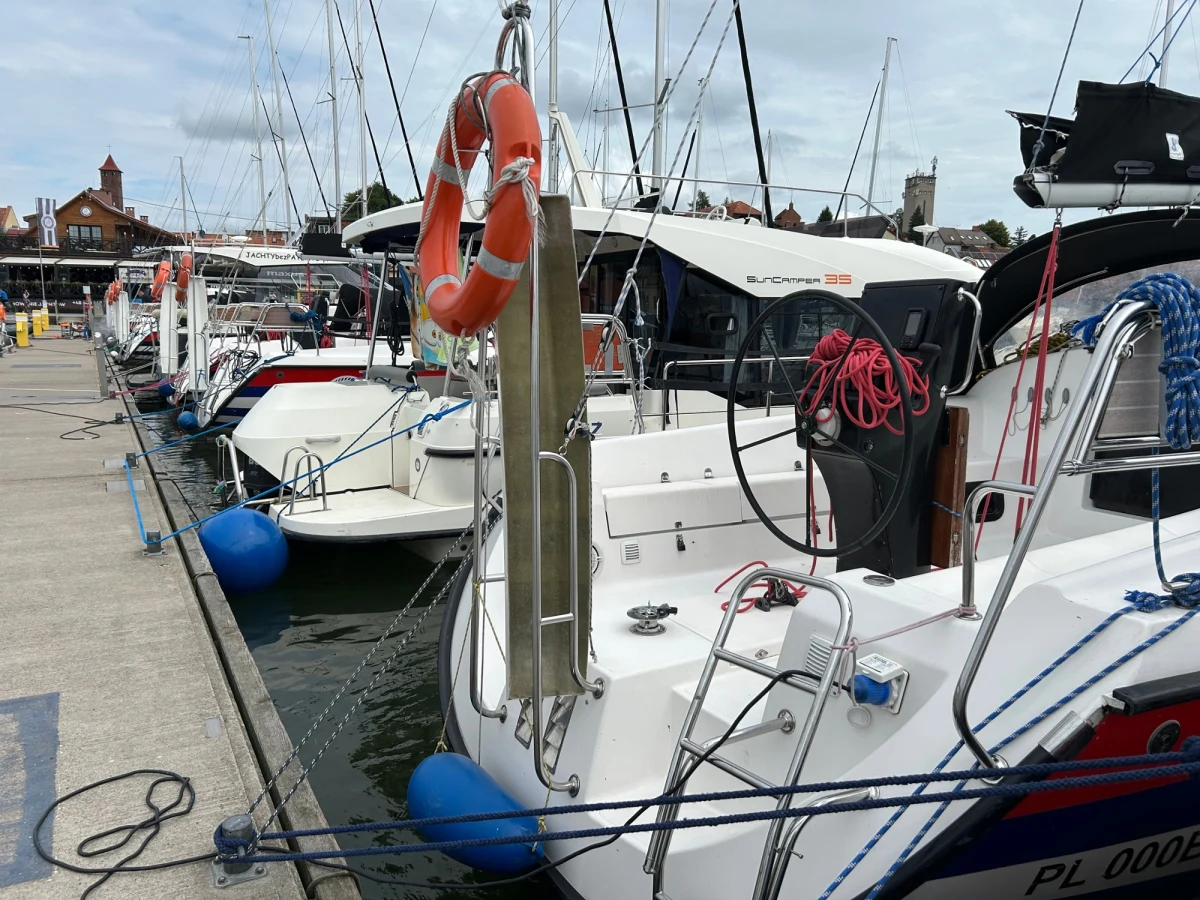 Kambuz, bajdewind, binduga, grot czy bom - te słowa z pewnością znają osoby, które nie wyobrażają sobie wakacji bez wiatru i żagli. Dzisiaj w naszym wakacyjnym cyklu "Wakacje inne niż wszystkie" towarzyszymy żeglarzom. Odwiedzimy m.in. naszą żółto-niebieską Wioskę Żeglarską w Mikołajkach, ale nie zabraknie nas też w którejś z dzikich bindug.