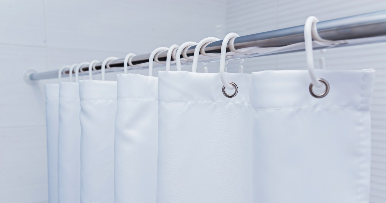 Pleśń i brud znikają w sekundę. Spryskaj zasłony i poczekaj 2 minuty