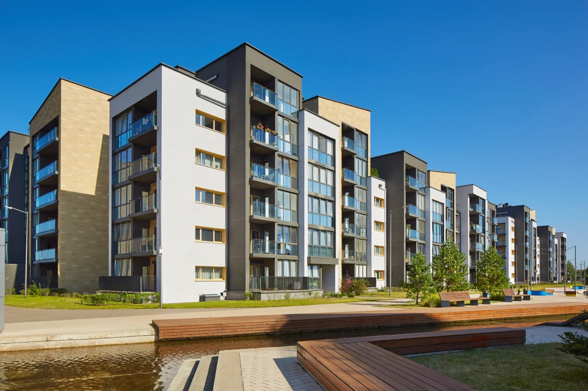 Senat przyjął w czwartek poprawki do ustawy zwiększającej limit wydatków na budownictwo społeczne. W ten sposób przywrócono jej brzmienie zaproponowane przez rząd i odrzucono zmiany przyjęte przez Sejm na wniosek posłów Polski 2050. W odpowiedzi ugrupowanie Szymona Hołowni we wpisie na platformie X zarzuciło m.in. Lewicy działanie pod wpływem "lobby deweloperskiego". Polemizował z tym przedstawiciel Nowej Lewicy. "Podnoszenie tego typu zarzutów w przestrzeni platformy X być może jest chwytliwe, ale nie ma nic wspólnego z rzeczywistością" - mówił Tomasz Lewandowski, wiceminister w Ministerstwie Rozwoju i Technologii.