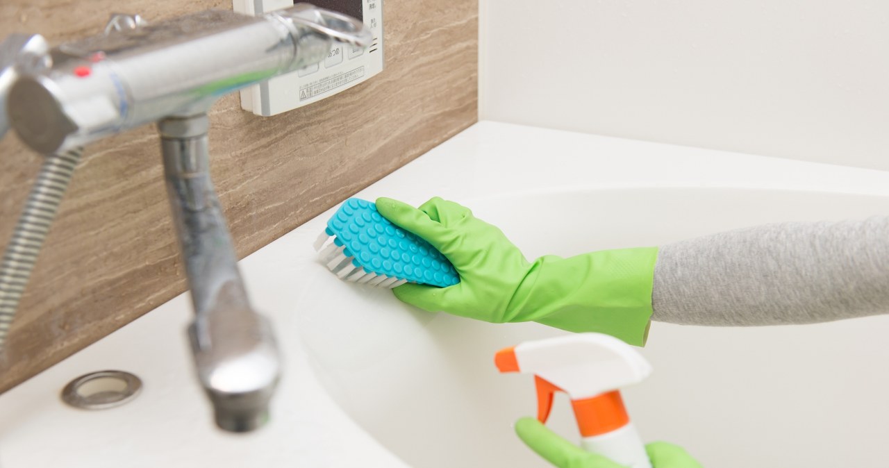 Domowy płyn do codziennego czyszczenia wanny. Skuteczny i tani