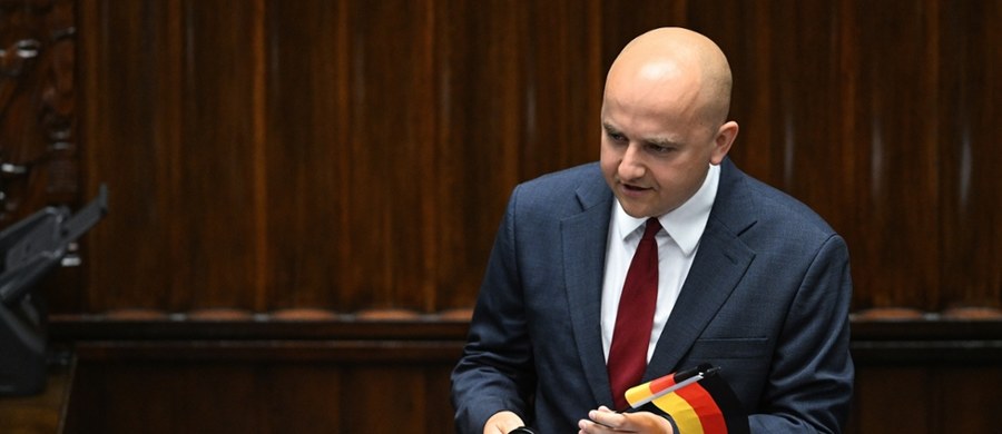 19 lipca ulicami Warszawy przejdą dwa marsze - protest środowisk prawicowych "Stop imigracji" oraz kontrmanifestacja środowisk lewicowych i progresywnych, pod hasłem "Stop faszyzmowi - migranci mile widziani". Do pierwszego nawiązał poseł PiS Dariusz Matecki, który stwierdził, że ma "informację z wewnątrz Komendy Głównej Policji". "Pamiętacie prowokacje na Marszach Niepodległości za pierwszych rządów niemieckiego agenta? To się może teraz powtórzyć" - napisał. Odpowiedziała mu Komenda Główna Policji. "Nie godzimy się na to, aby stawiać nas po którejkolwiek stronie sceny politycznej" - zaznaczyli funkcjonariusze. 