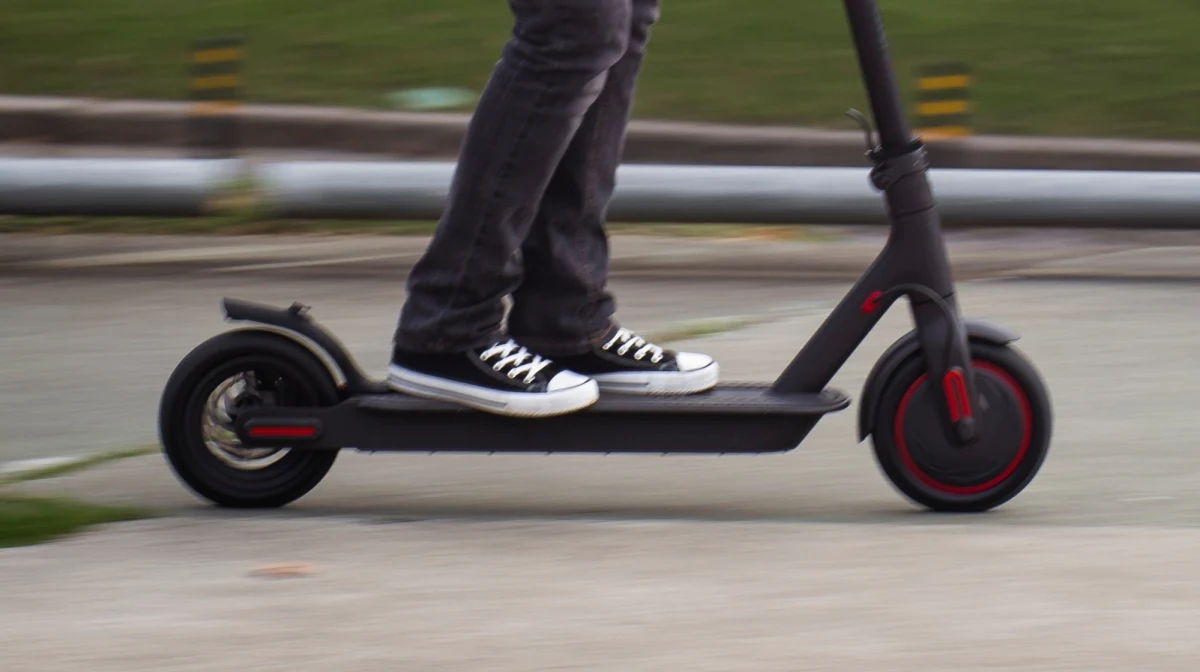 Do szpitala trafiła 20-letnia rowerzystka oraz 16-latek, który wjechał w nią na rozpędzonej hulajnodze elektrycznej. "16-latek poruszał się hulajnogą, która nie spełniała wymogów technicznych. Chłopak nie posiadał też wymaganych uprawnień do kierowania tego typu pojazdem" - podała w piątek nadkom. Monika Kosiec z Komendy Miejskiej Policji w Koszalinie w Zachodnipomorskiem. 