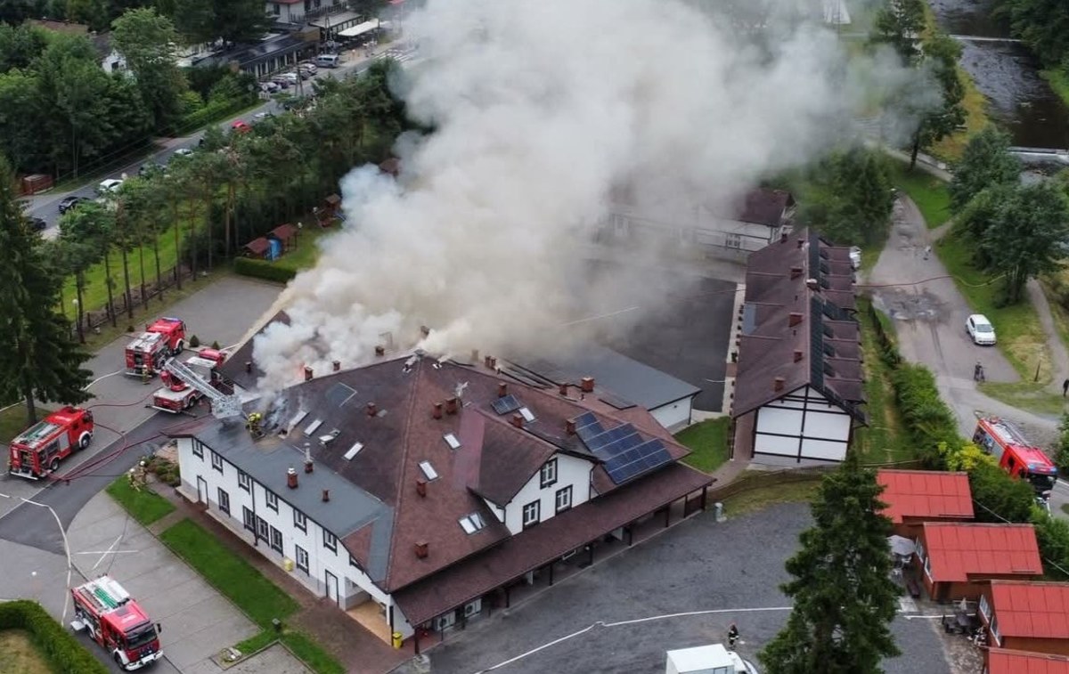 Pożar hotelu w Wiśle. Z ogniem walczy kilkudziesięciu strażaków
